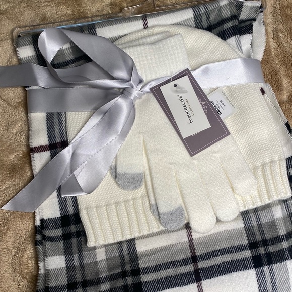 Francesca’s Scarf Beanie & Glove Gift Set Screen Compatible Christmas Gift - Picture 10 of 12